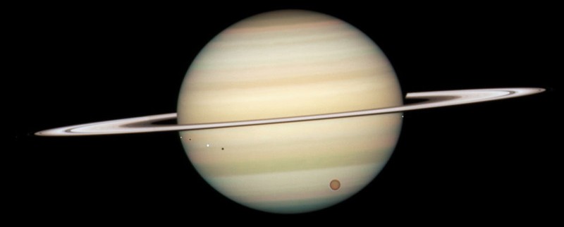 saturnmondeHST.jpg